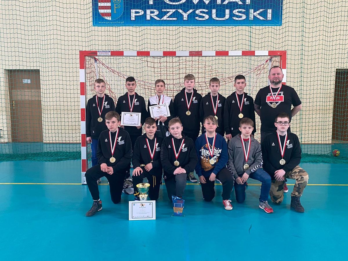 Wielki sukces mlodego ŚKPR-u. Szare Wilczki z Pucharem Starosty Przysuskiego! (FOTO)
