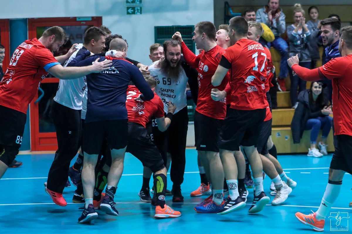 Szalone emocje w starciu z odwiecznym rywalem. Szare Wilki lepsze po karnych! (FOTO)