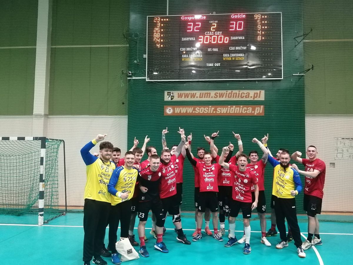 Wielki mecz Szarych Wilków. Lider z Legnicy poległ w Świdnicy! (FOTO)